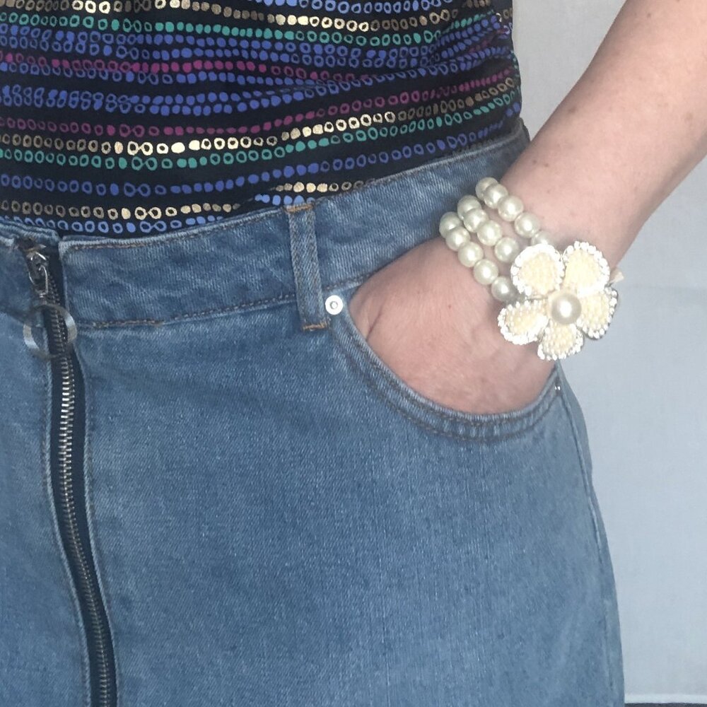 NWT Temptations Faux Pearl Triple Strand Expandable Flower Bracelet - Picture 9 of 10